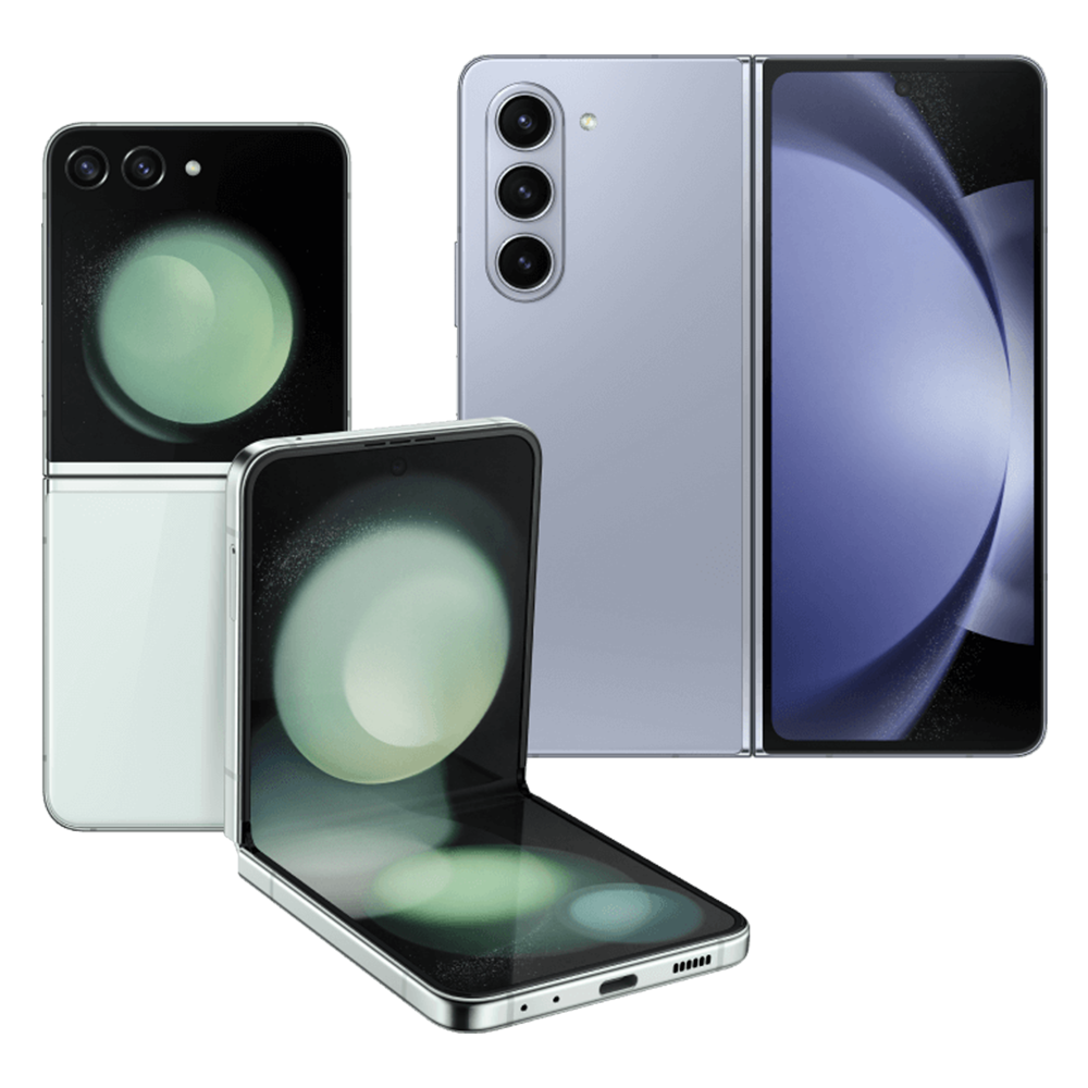 Un Galaxy Z Flip3 color crema semi cerrado apoyado en un Galaxy Z Fold3 desplegado frontal color negro